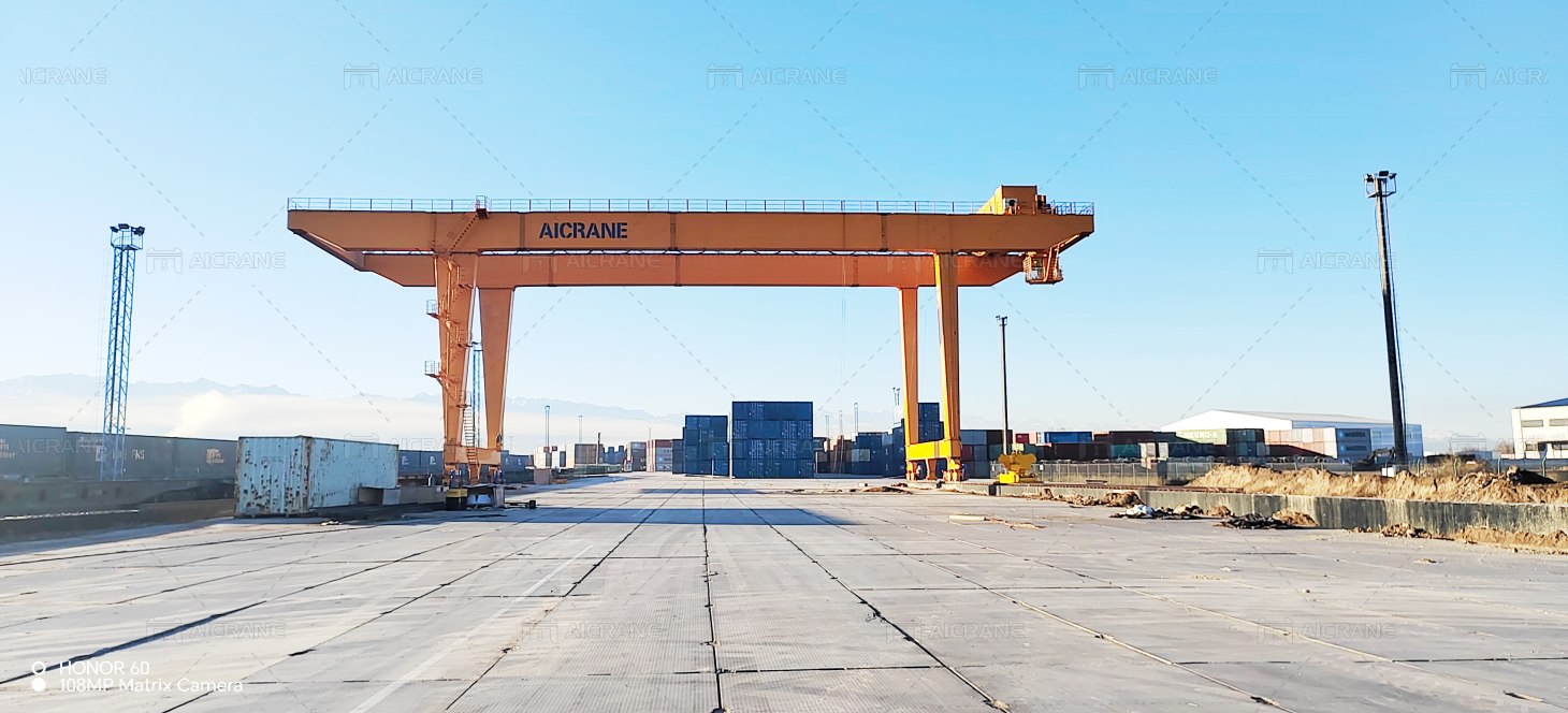 cantilever container crane